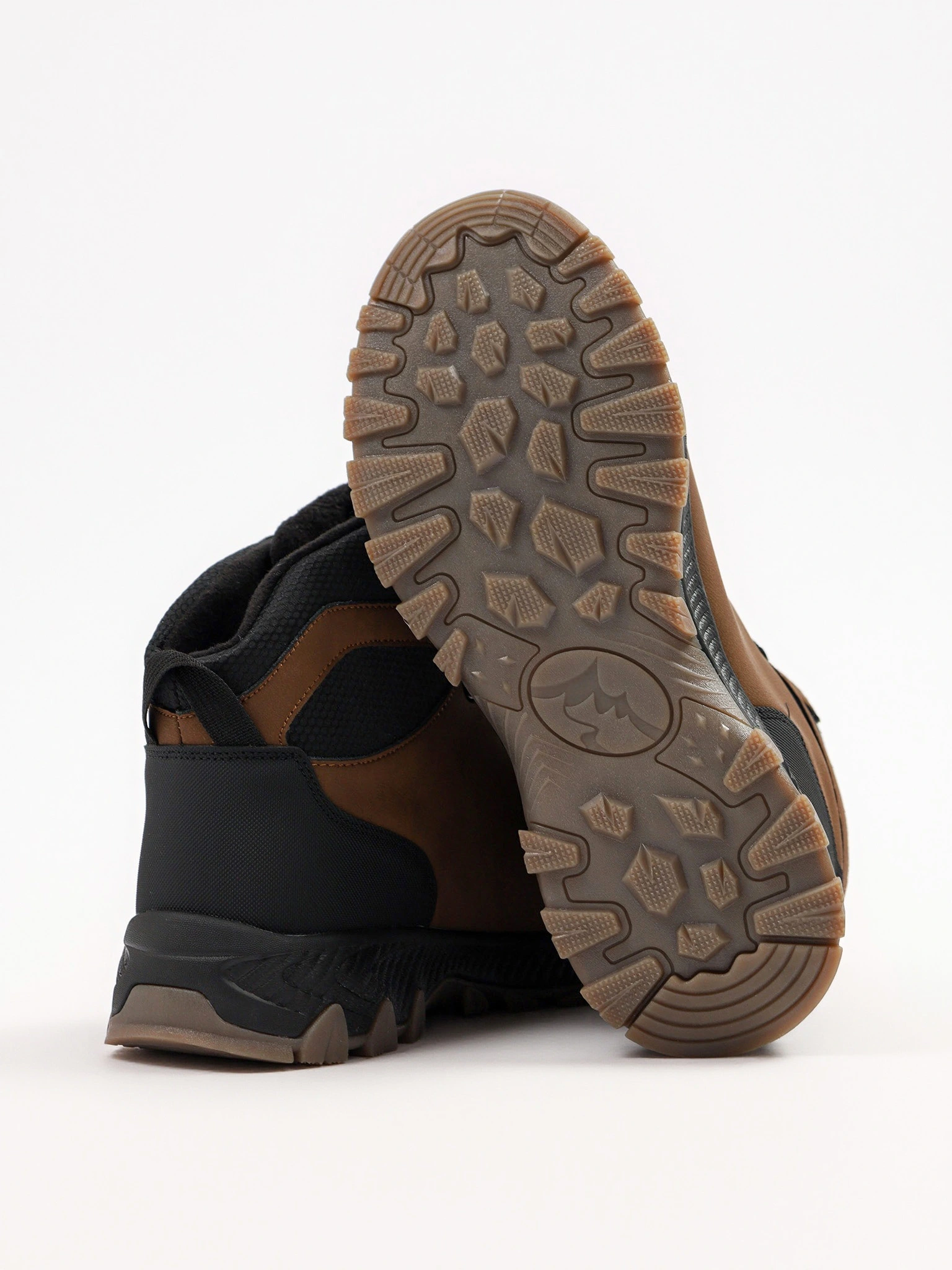 Ботинки комбинированные  коричневого цвета на рельефной подошве